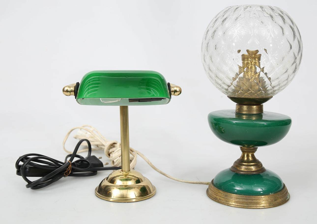 BORDSLAMPOR, metall och glas, 2 stycken, 1900-tal.