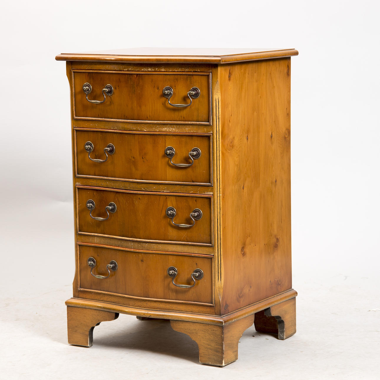 BYRÅ, 4-lådig, idegran, engelsk stil.