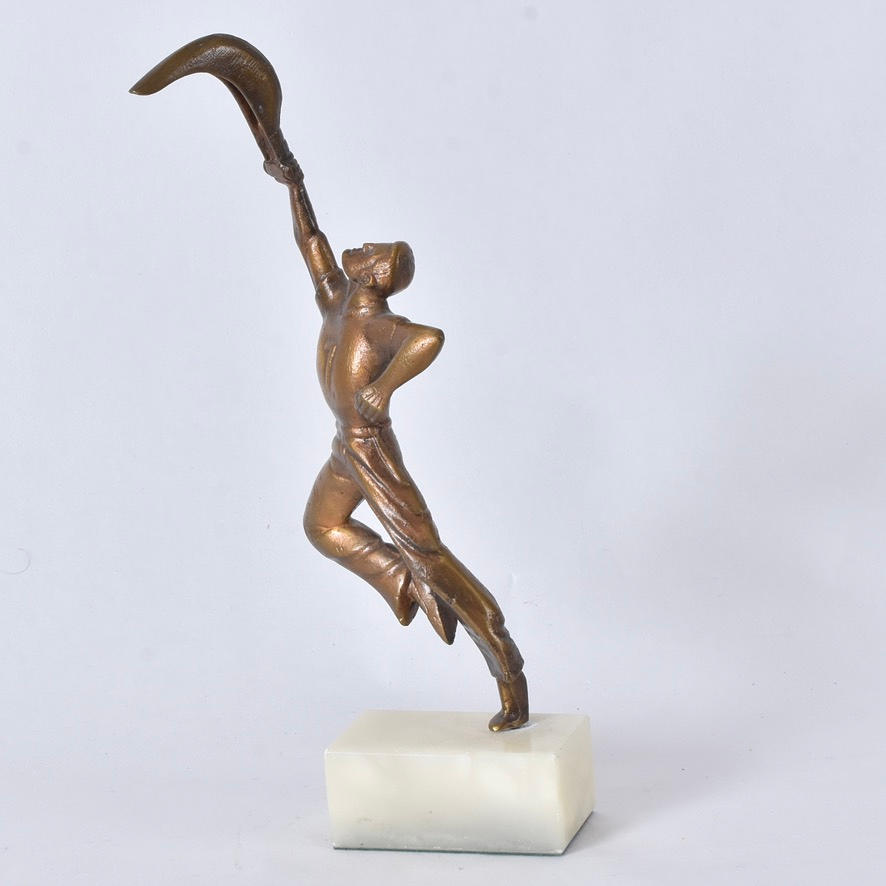 SKULPTUR, brons på vit marmorsockel.