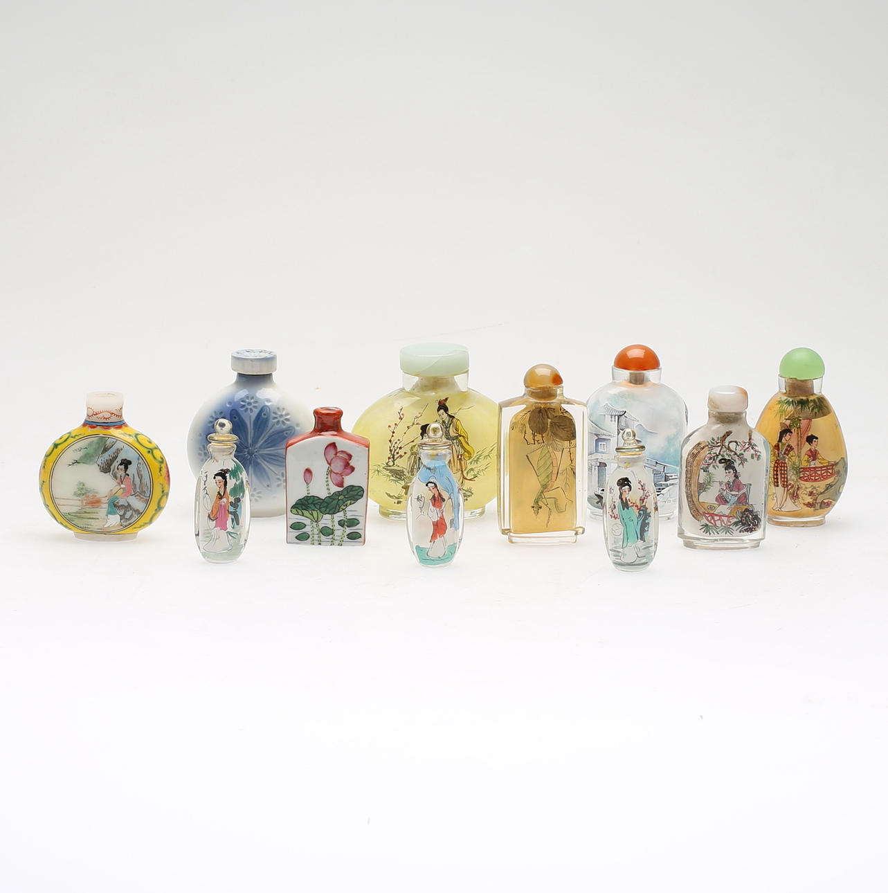 SNUSFLASKOR, 11 st, glas och porslin, bl a Kina, 1900-/2000-tal.