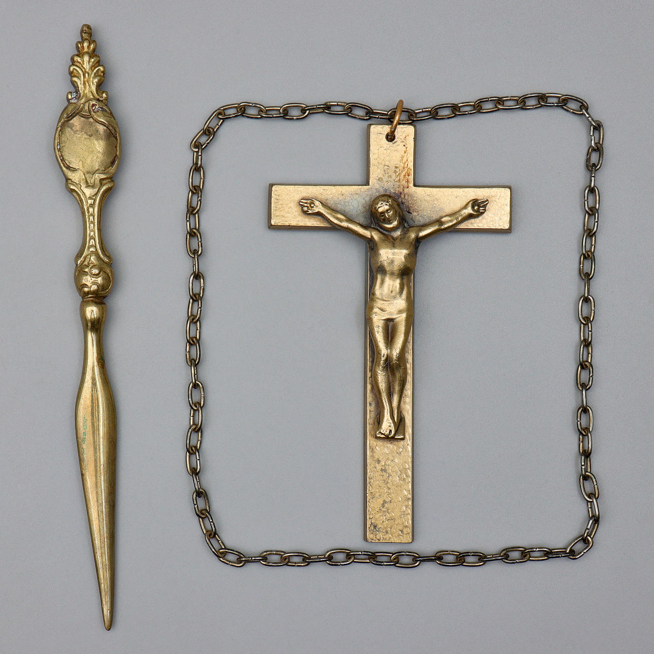 KORS OCH BREVKNIV, MÄSSING, 1900-TAL.