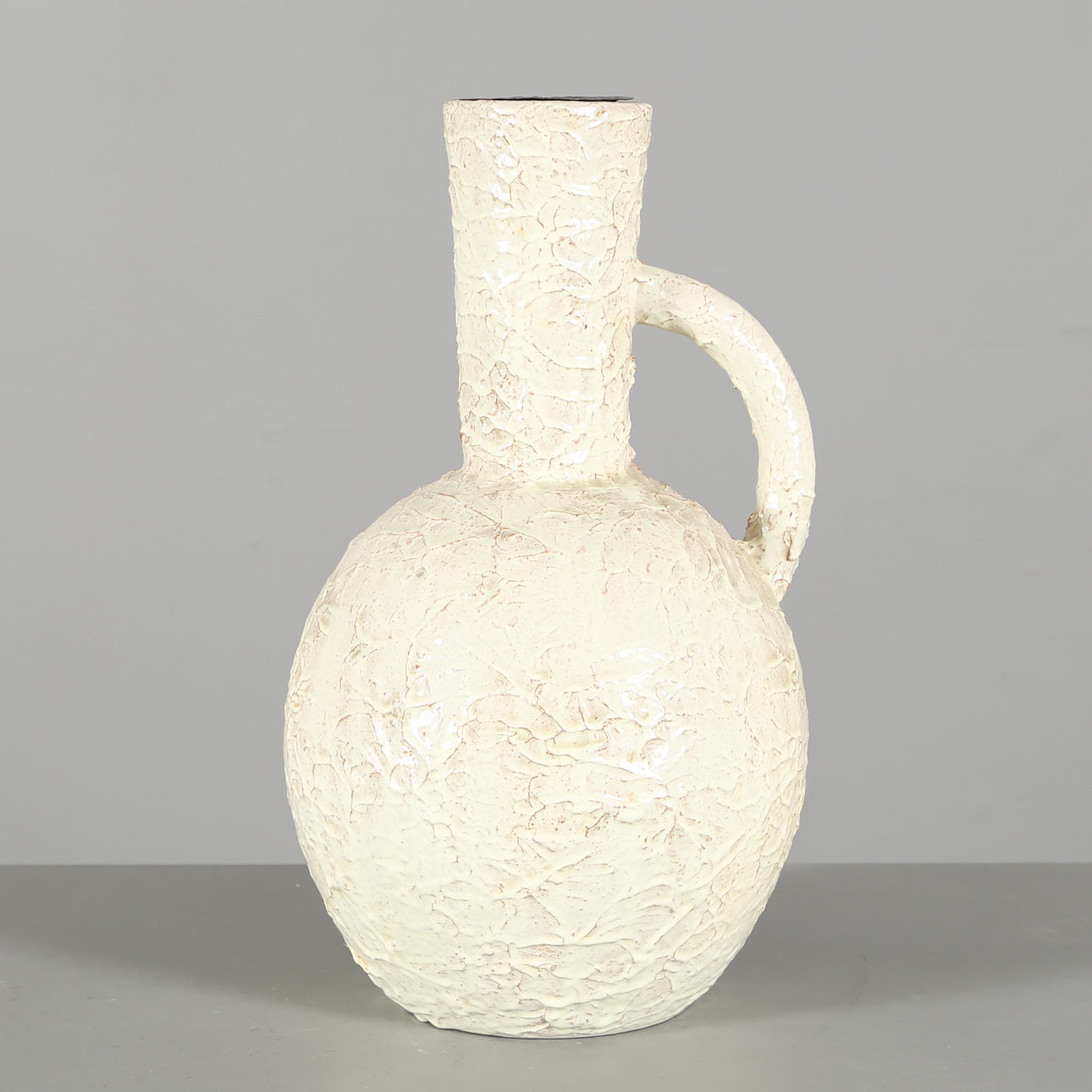 ALFRED JOHANSSON. Hänkelvas i keramik, signerad AJ.