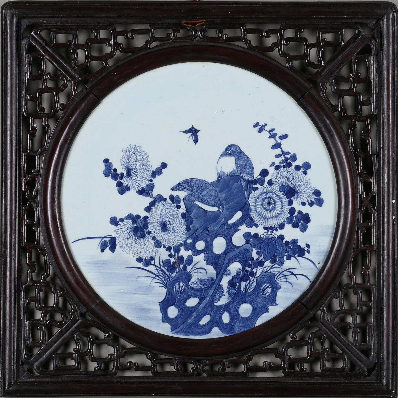 VÄGGRELIEF, porslin och trä, Kina, 1900-/2000-tal.