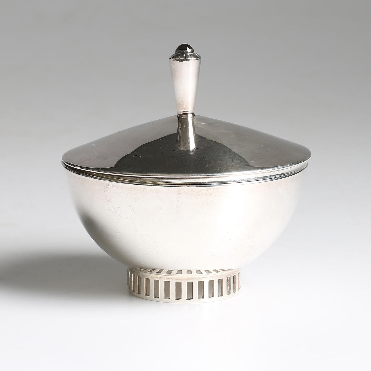 LOCKSKÅL, silver med ametist, design Thage Göthlin, Tesi, Göteborg, 1959. Vikt 90 gram.