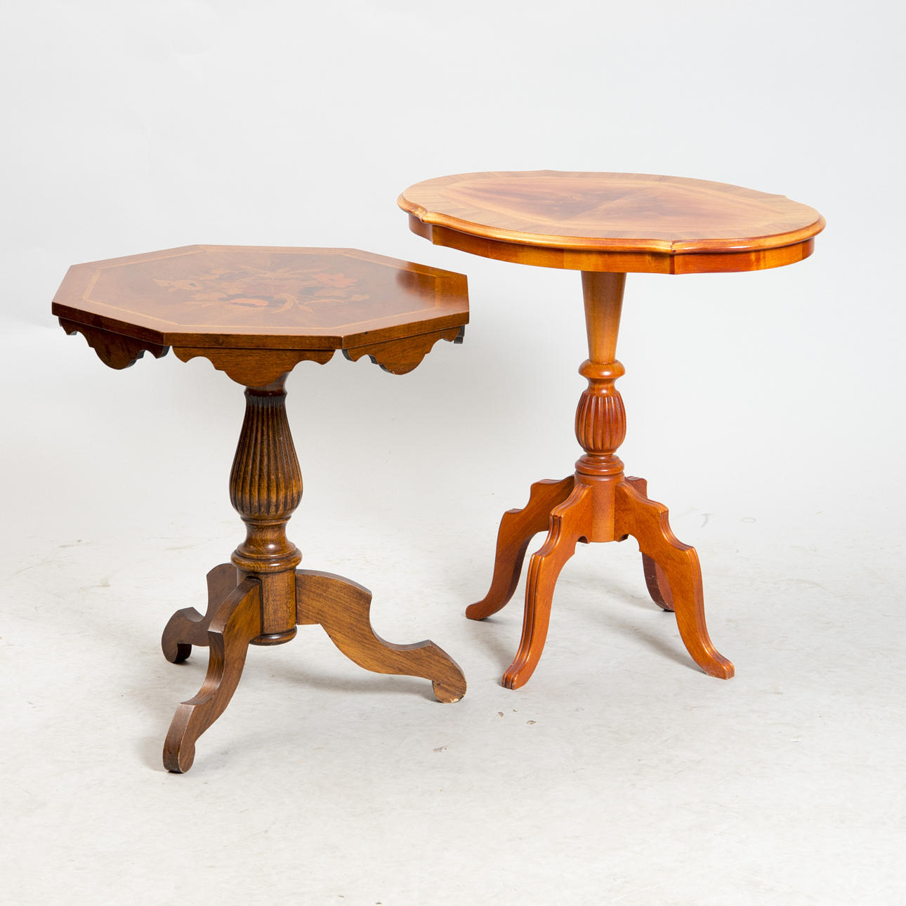 PELARBORD, 2 stycken, mahogny, rokokostil.