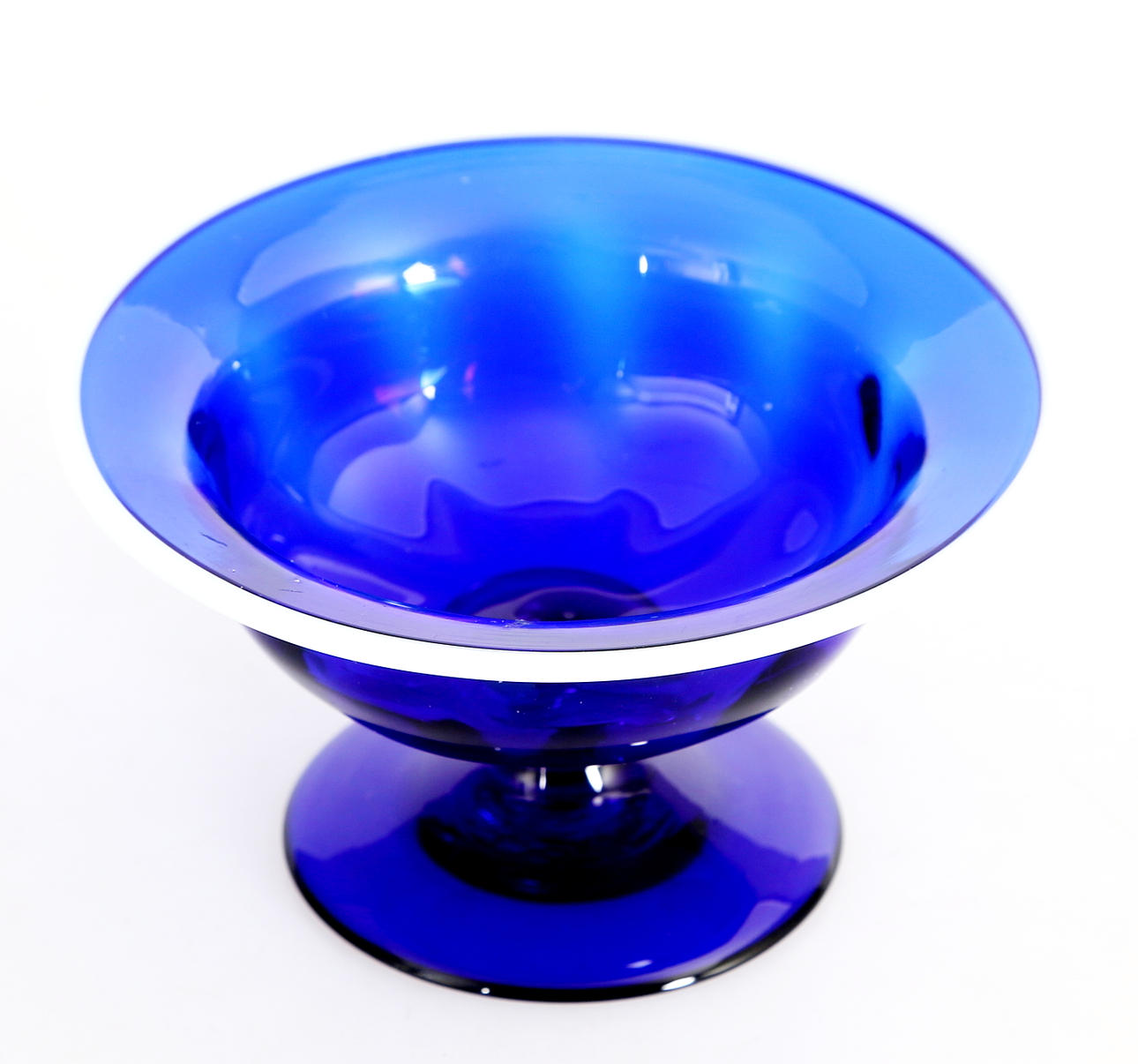 SKÅL på fot, blått glas, möjligen Göteborgs glasbruk.