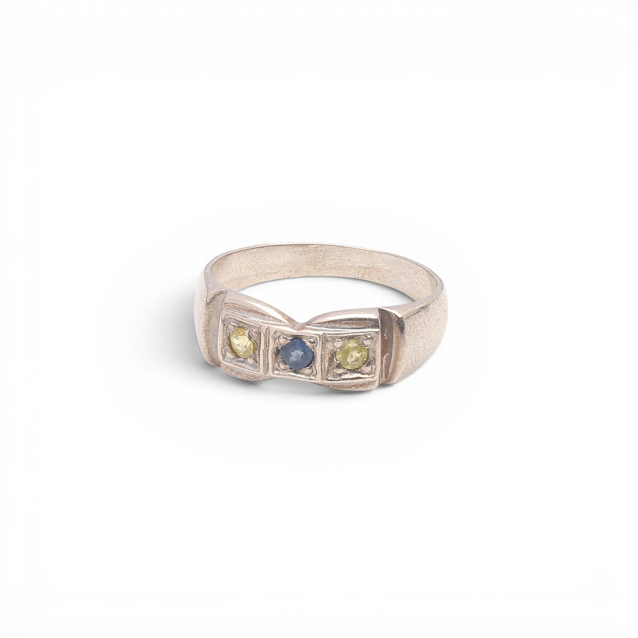 Ring with three sapphires.