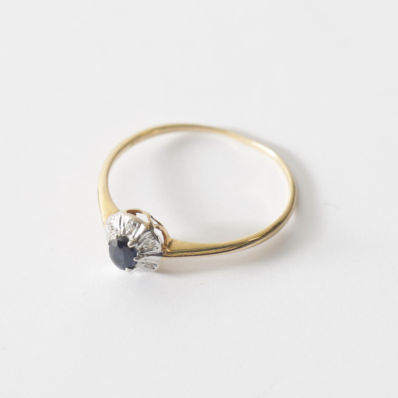 RING, 18K guld med stenar. Totalvikt ca 1,2 gram.