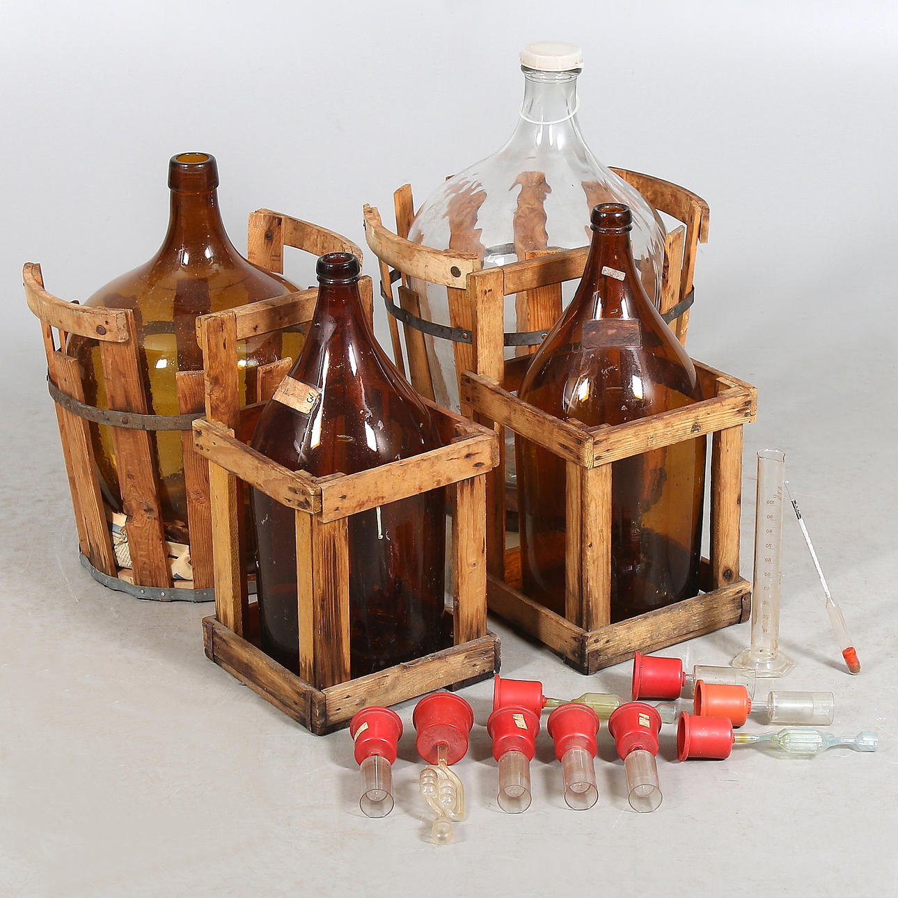 DAMEJEANNER och BRYGGERIFLASKOR, 4 st, 1900-talets första hälft.