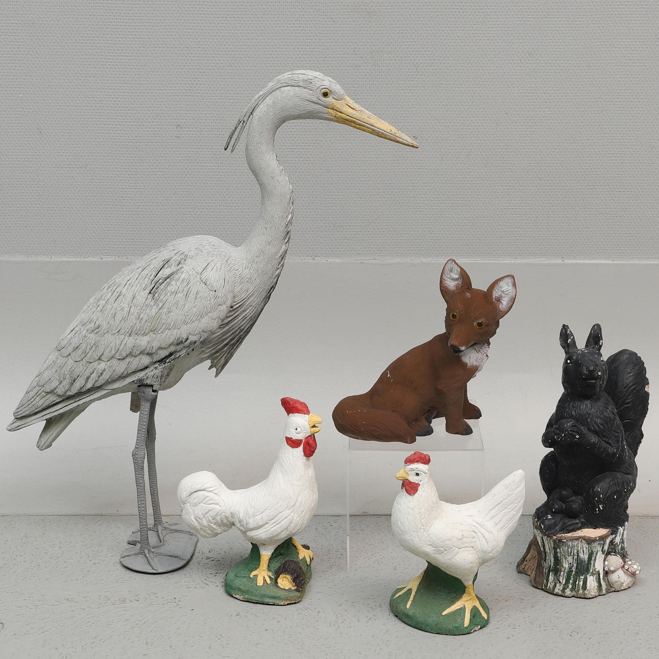 TRÄDGÅRDSFIGURER, 5 st, stenmassa & plast.