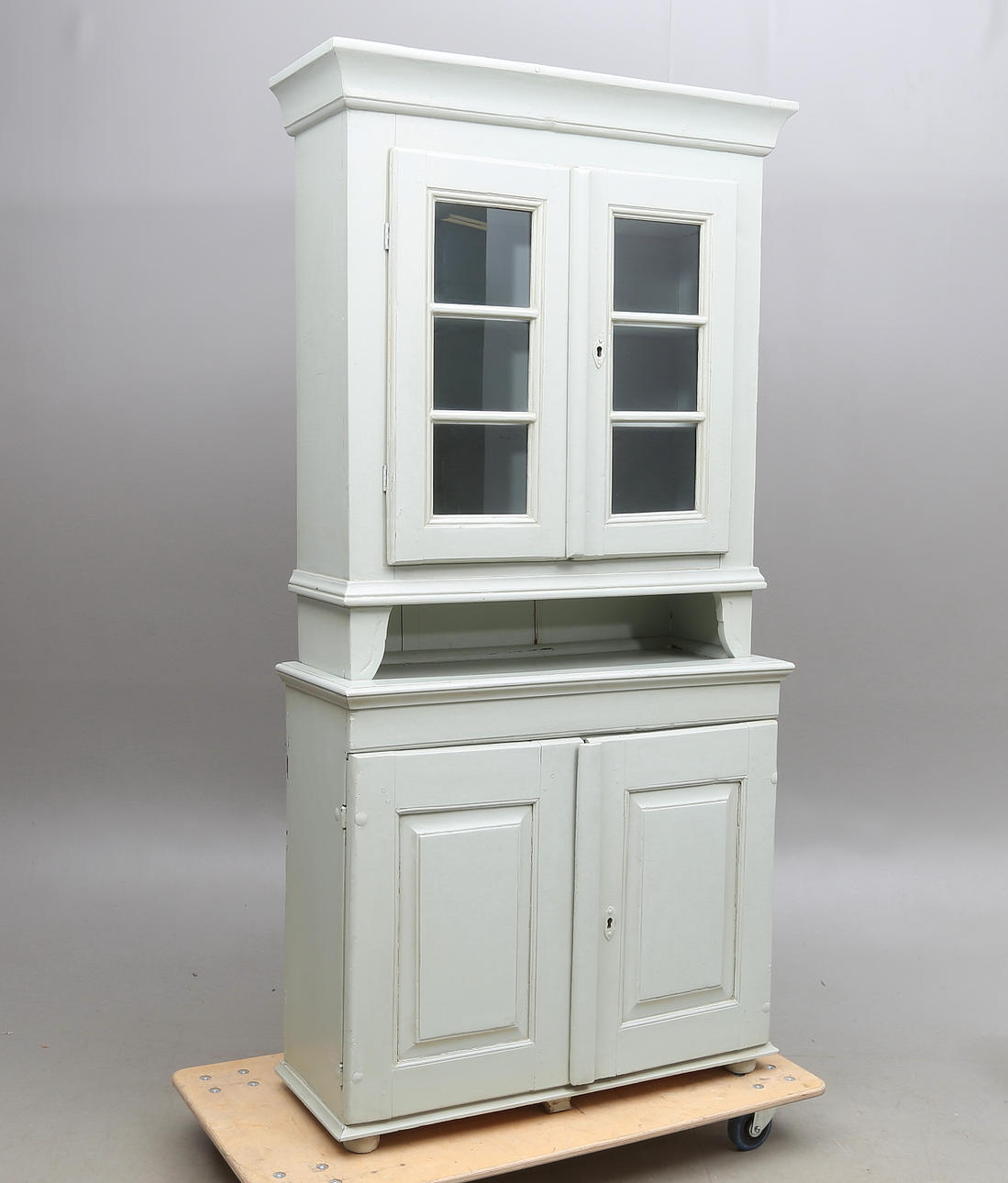 MATSALSSKÅP, med vitrindel.