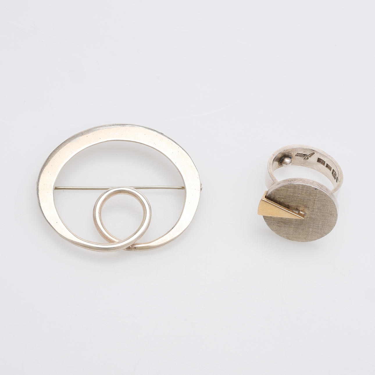 RING SAMT BROSCH, STERLINGSILVER.