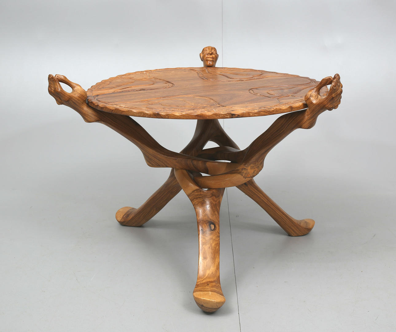 BORD, trä, handsnidat, Namibia, 1900-talets andra hälft.