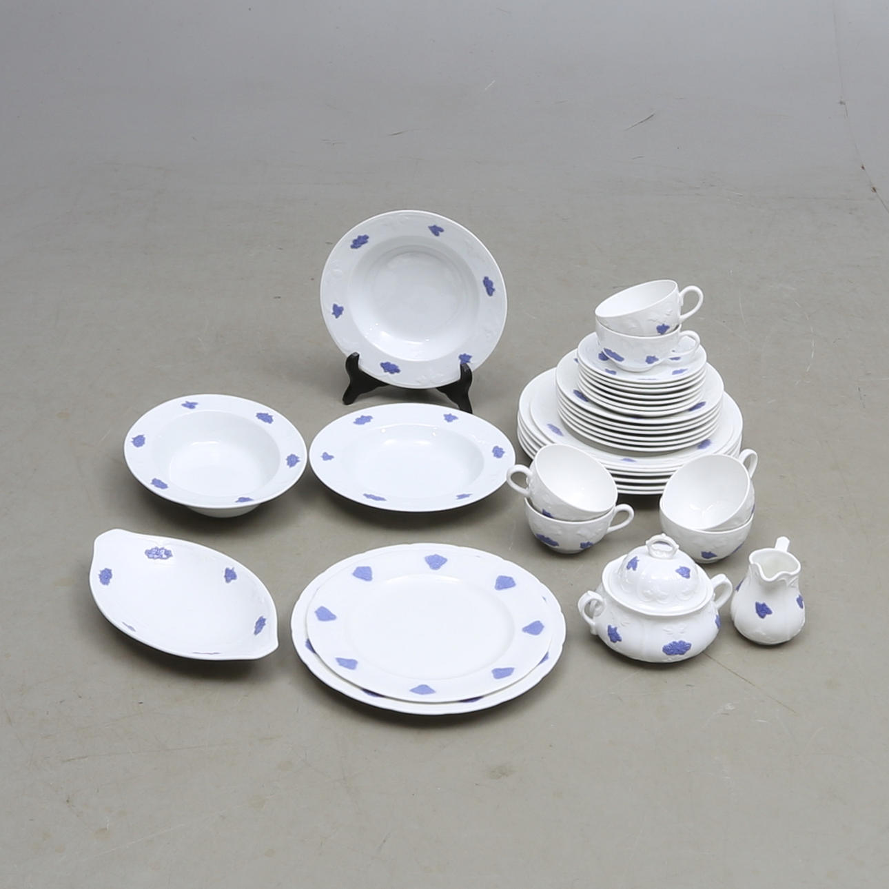 MAT- OCH KAFFESERVISDELAR, ca 25 delar porslin, "Blå Blom", Gustavsberg, 1900-tal.