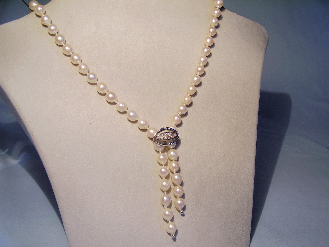 AKOYA PÄRLHALSBAND MED DIAMANTER.