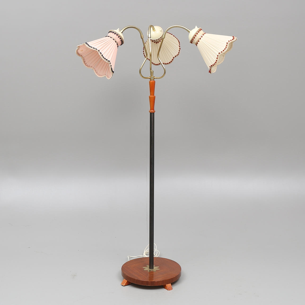 GOLVLAMPA, 3-armad, trä och metall, Ö.A, 1950-tal.