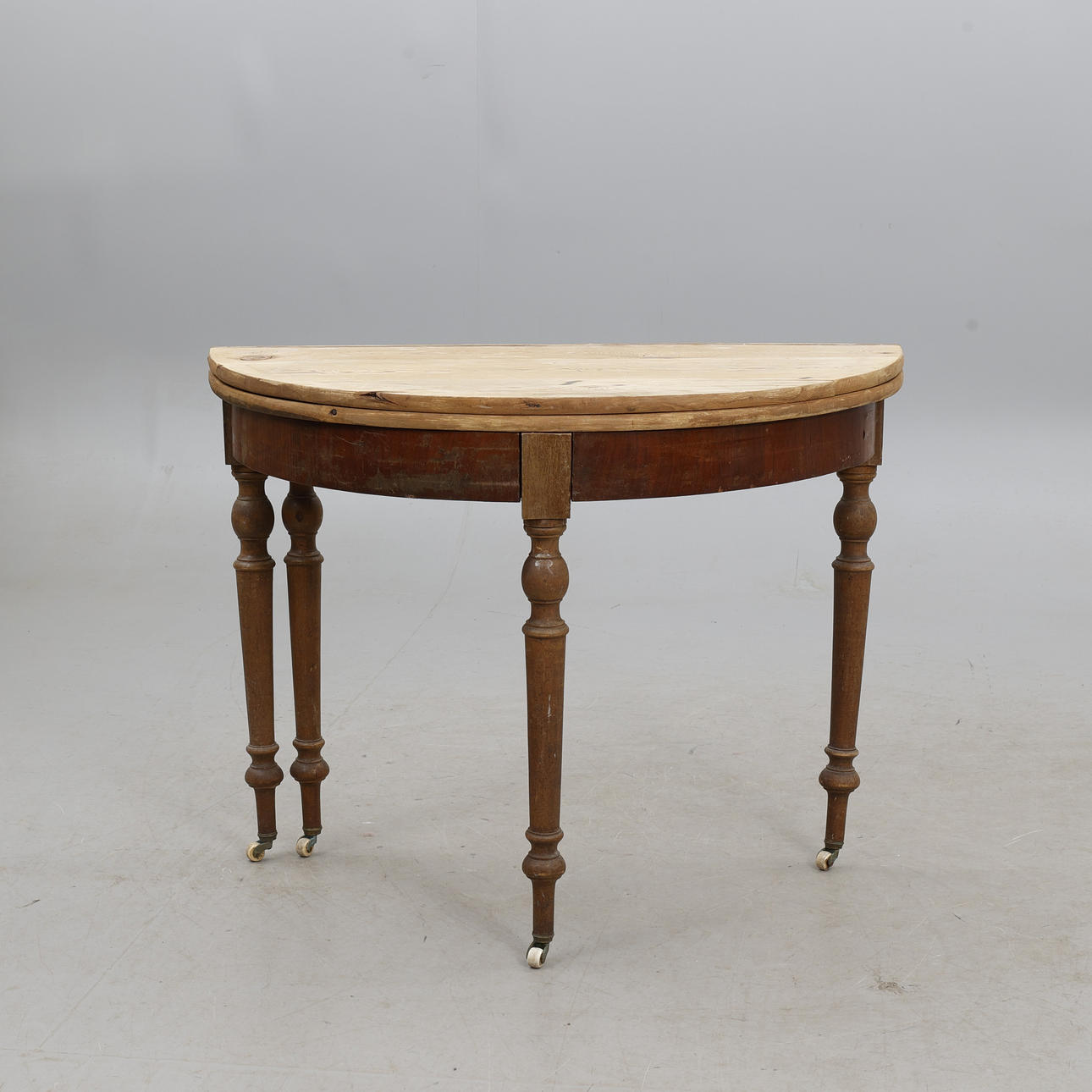 HALVMÅNEBORD,1800-tal.