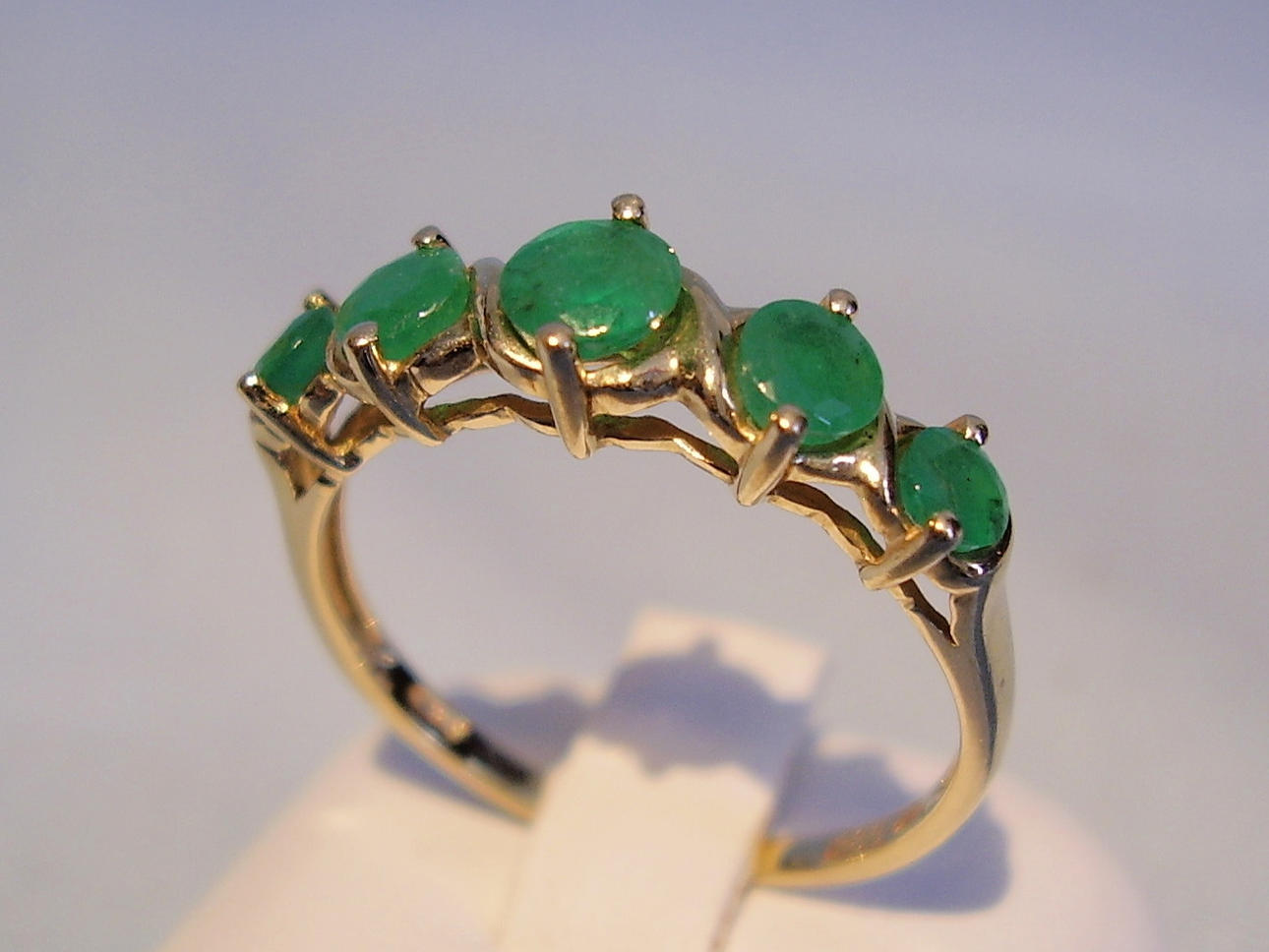 SMARAGDRING 0.70 ct. GLEBGOLD 14 KARAT.