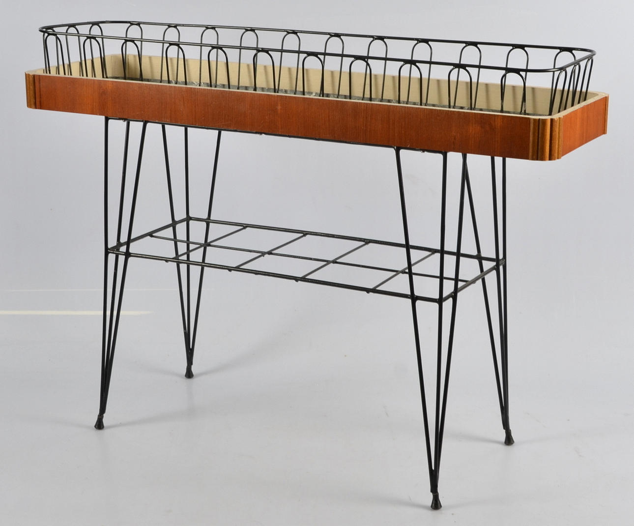 BLOMSTERBORD, svärtad metall och trä, 1950/60-tal.