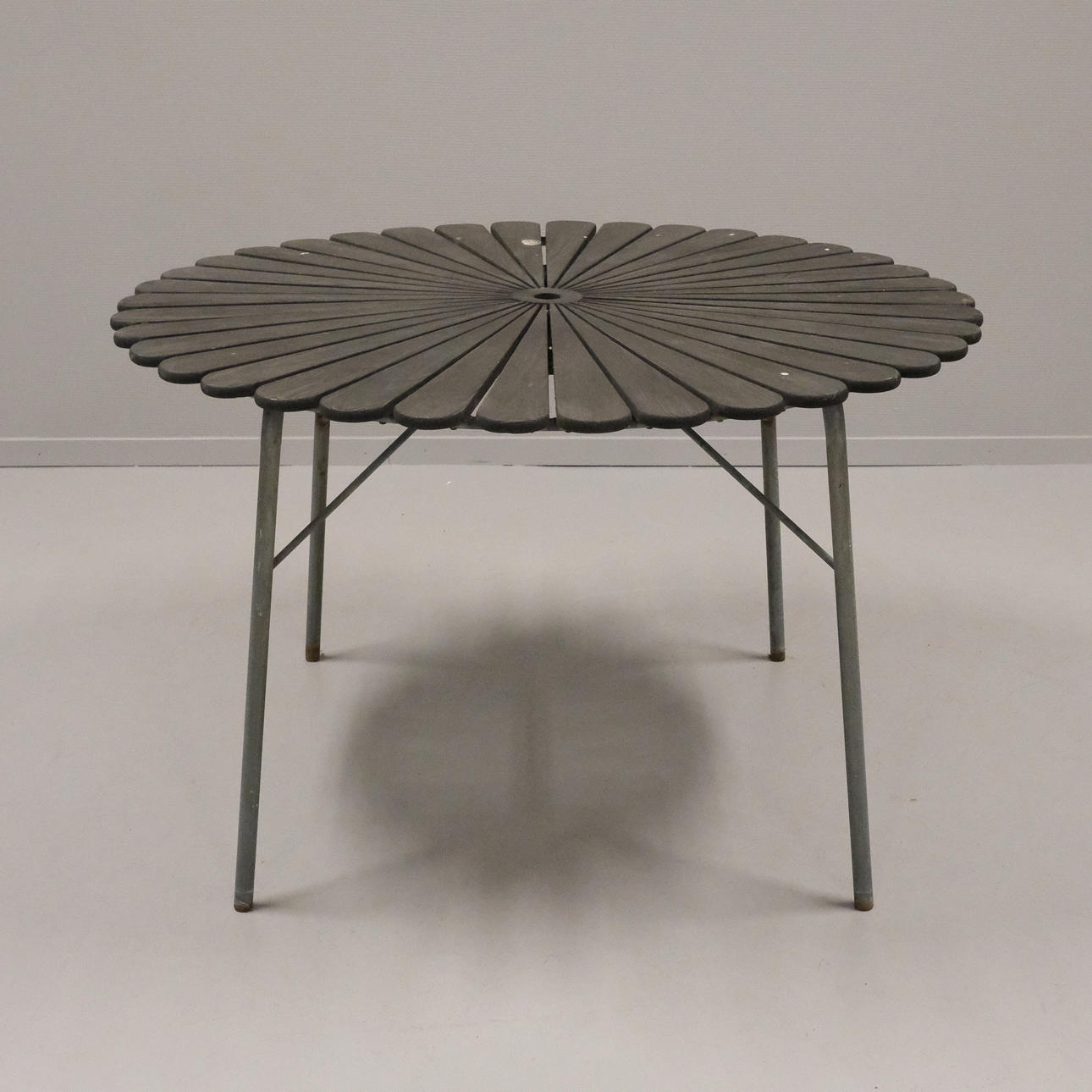 TRÄDGÅRDSBORD, TRÄ OCH METALL, 1900-TAL.