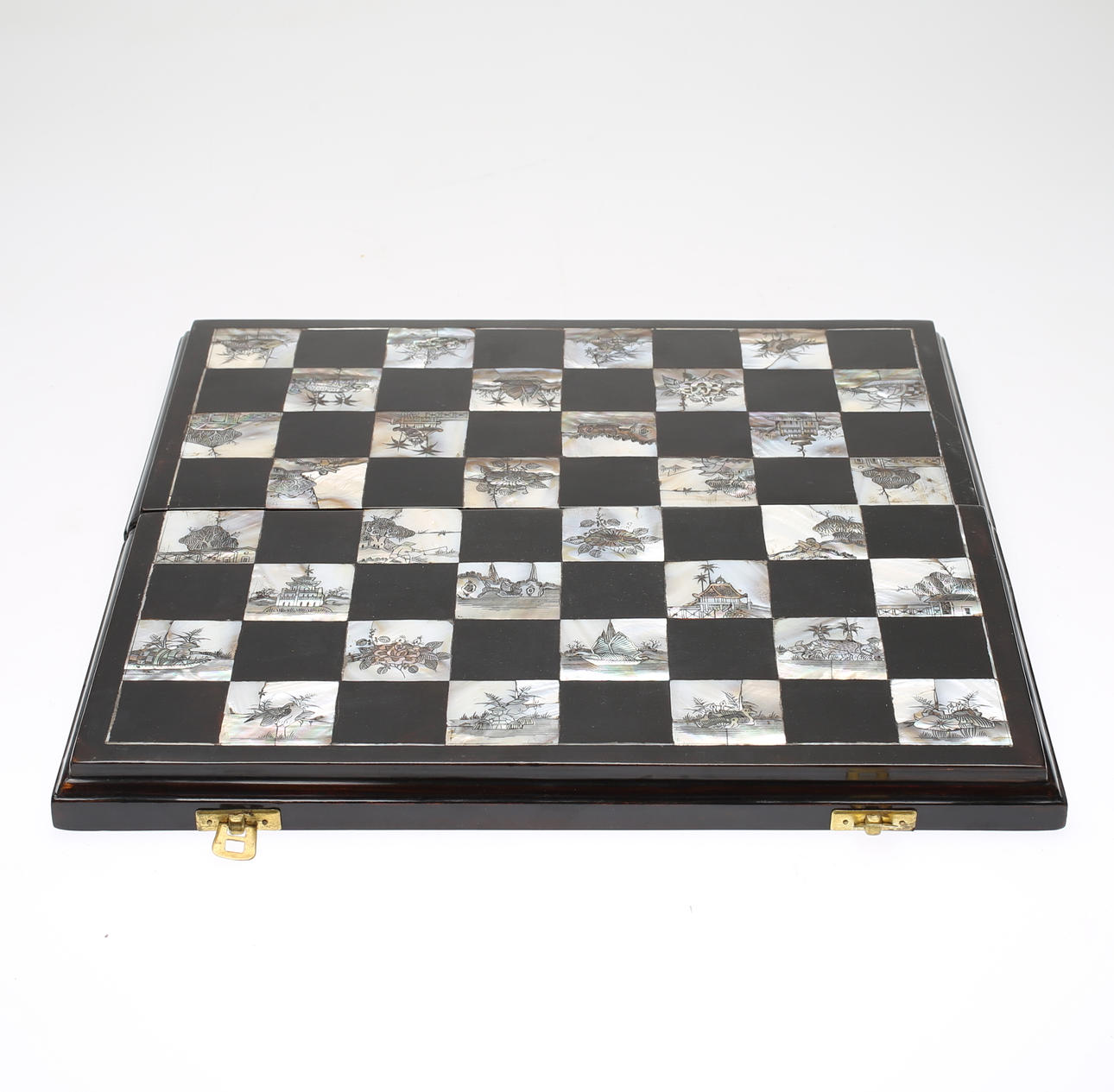 SCHACKSPEL, trä och pärlemor, Kina, 1900-tal.