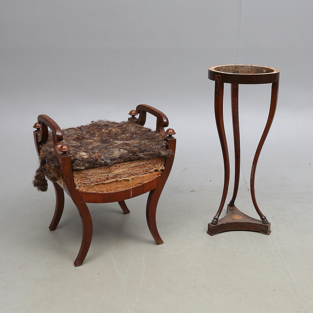 TABURETT samt PIEDESTAL, Karl Johan, 1800-tal.