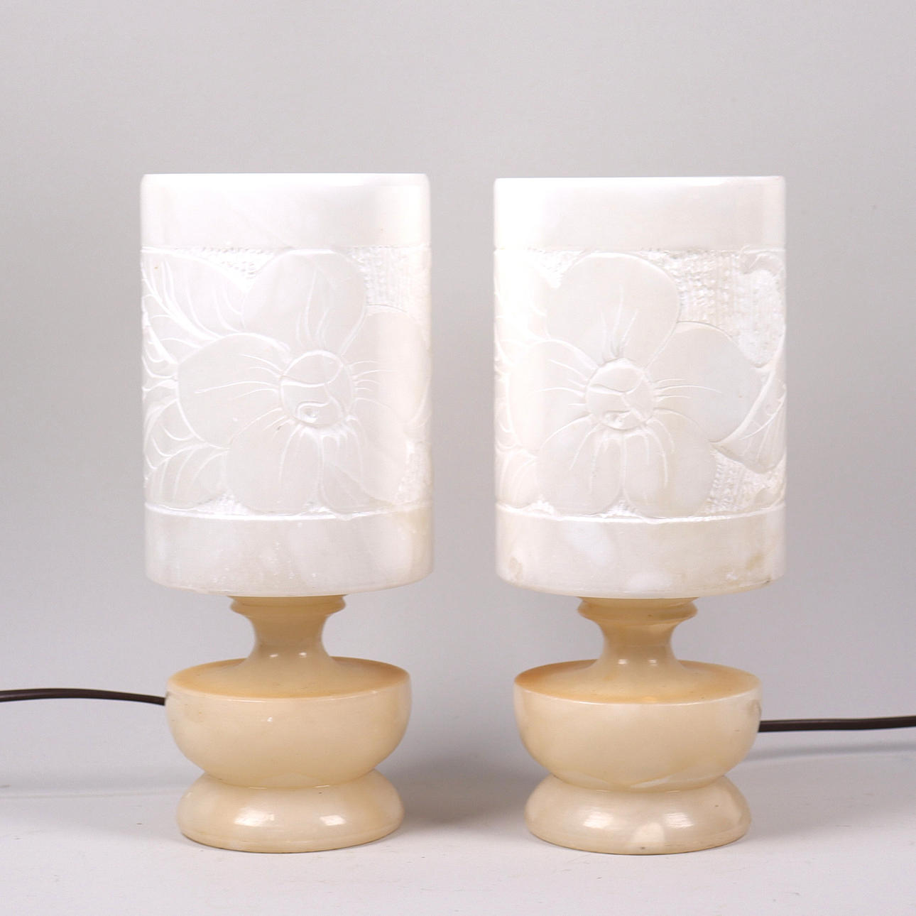 BORDSLAMPOR, alabaster, 1900-talets senare hälft, 1 par.