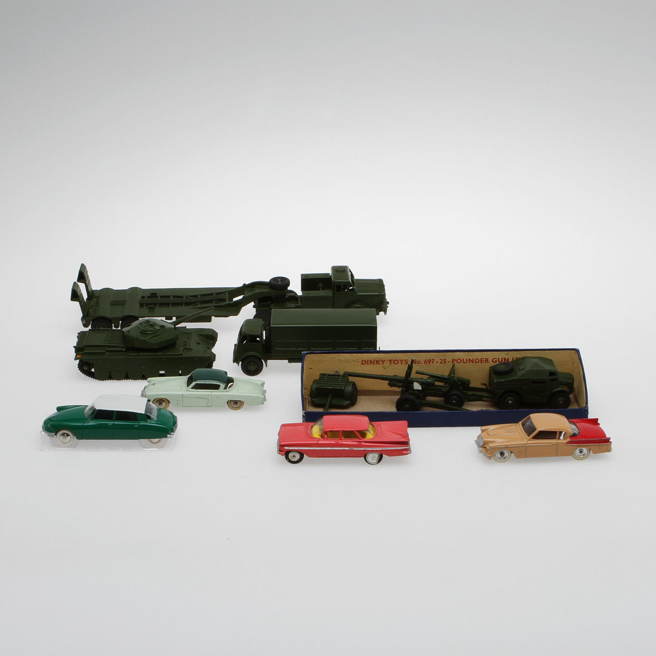 LEKSAKSBILAR, 8 st. Dinky Toys och Corgi Toys.