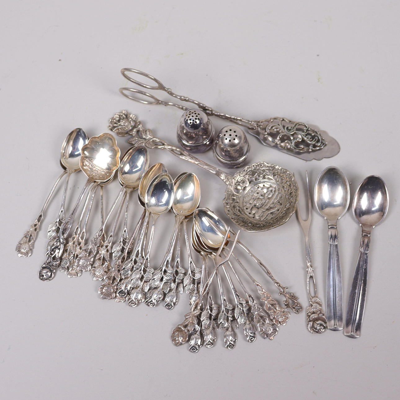 SILVER, bestickdelar, totalt 334 gram.