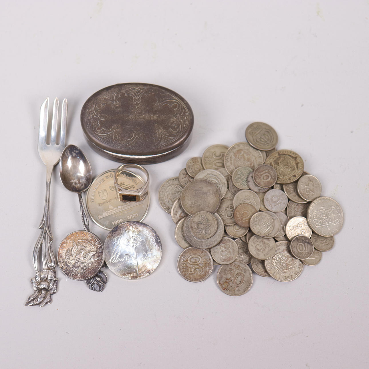 SILVER, mynt, snusdosa och bestickdelar, totalt 364 gram. Silver ...