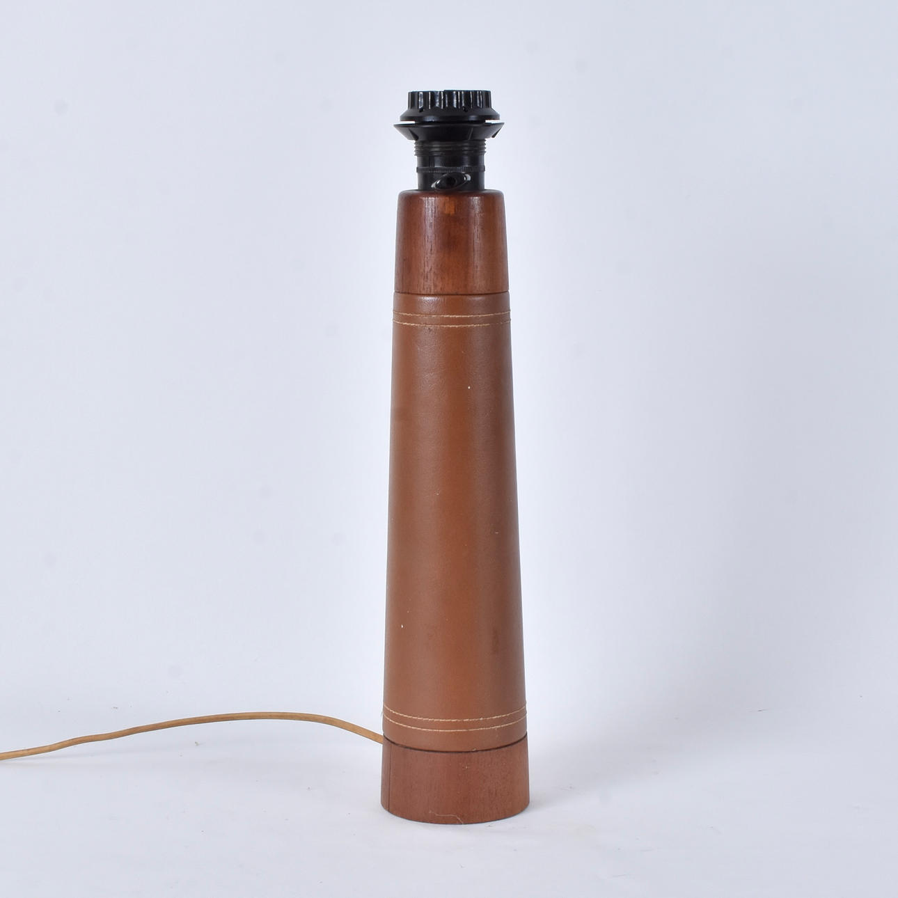 BORDSLAMPA, läder/teak, 1950/1960-tal.