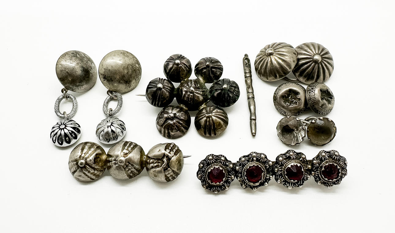 Dräktsmycken. Silver.