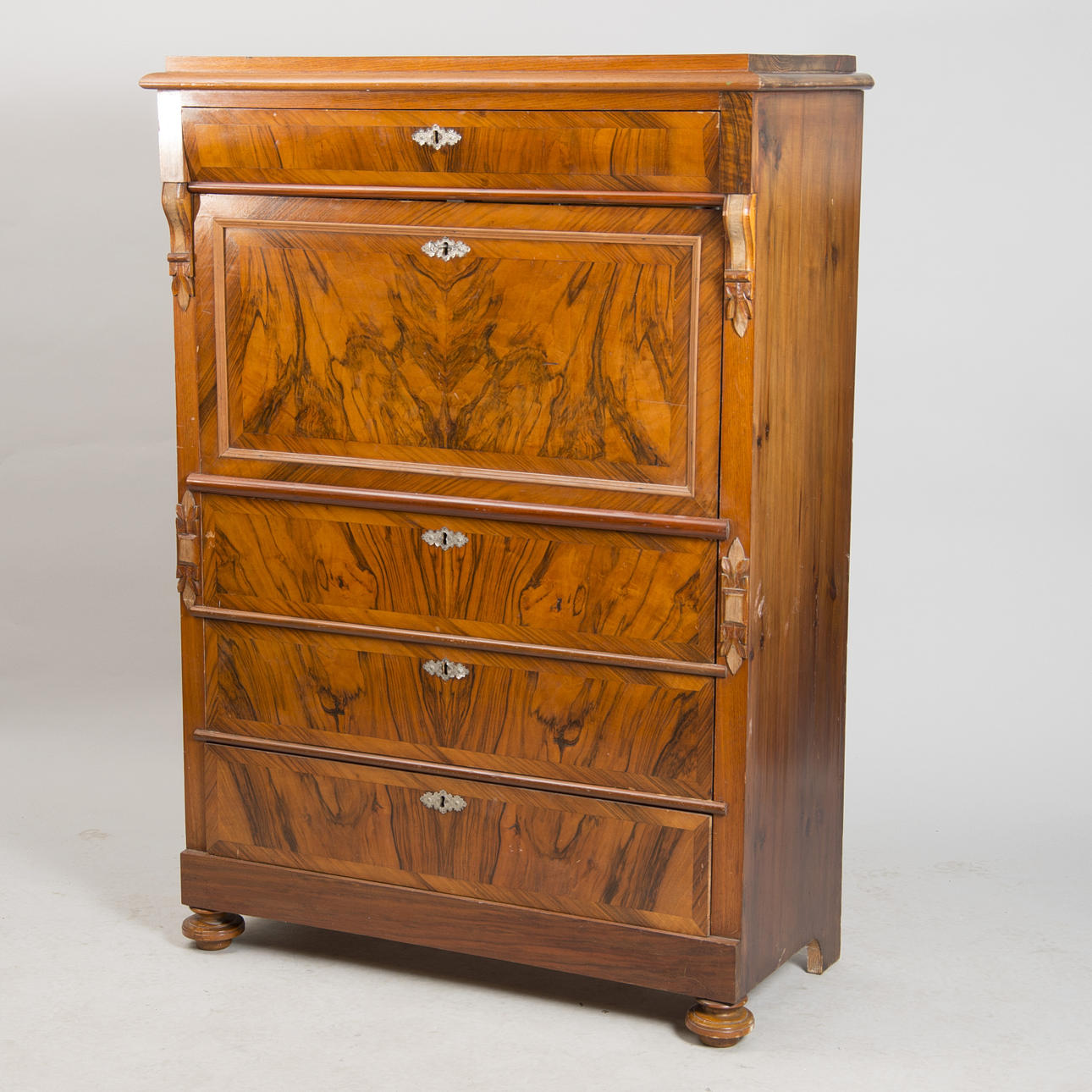 CHIFFONJÉ. mahogny/betsad fur, nyrenässans.