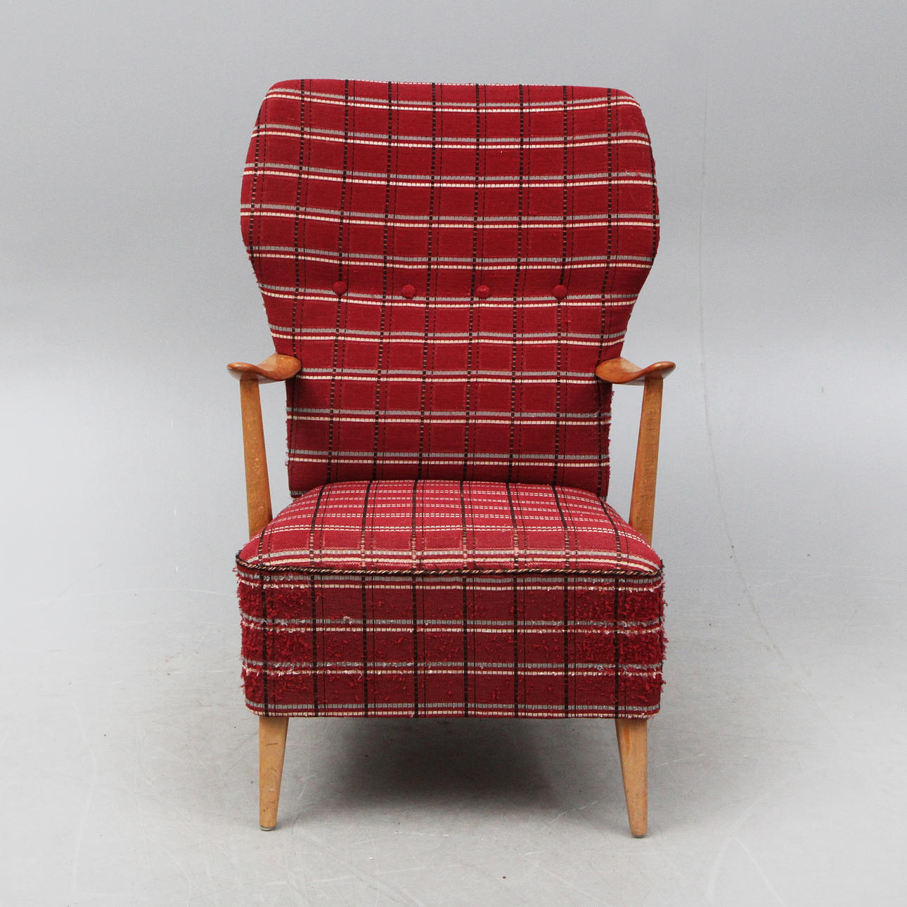 FÅTÖLJ, röd. textil/trä.