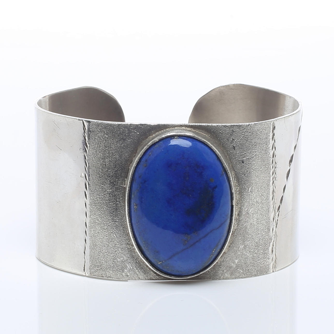 ARMRING, silver med blå cabuchonslipad sten, ostämplad, 1900/2000-tal.