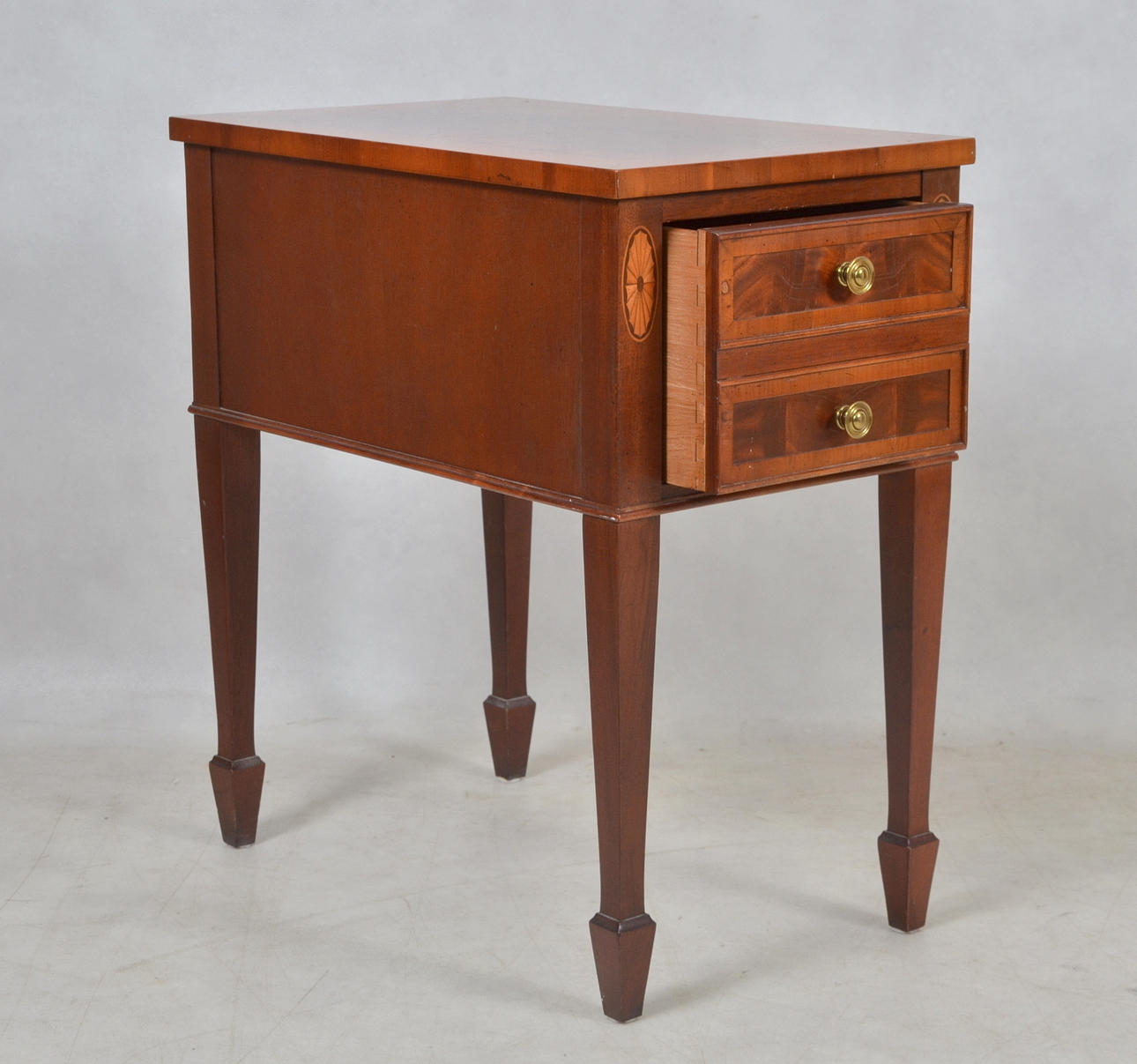 BYRÅ, engelsk stil, Hekman, intarsia, 1900-tal.