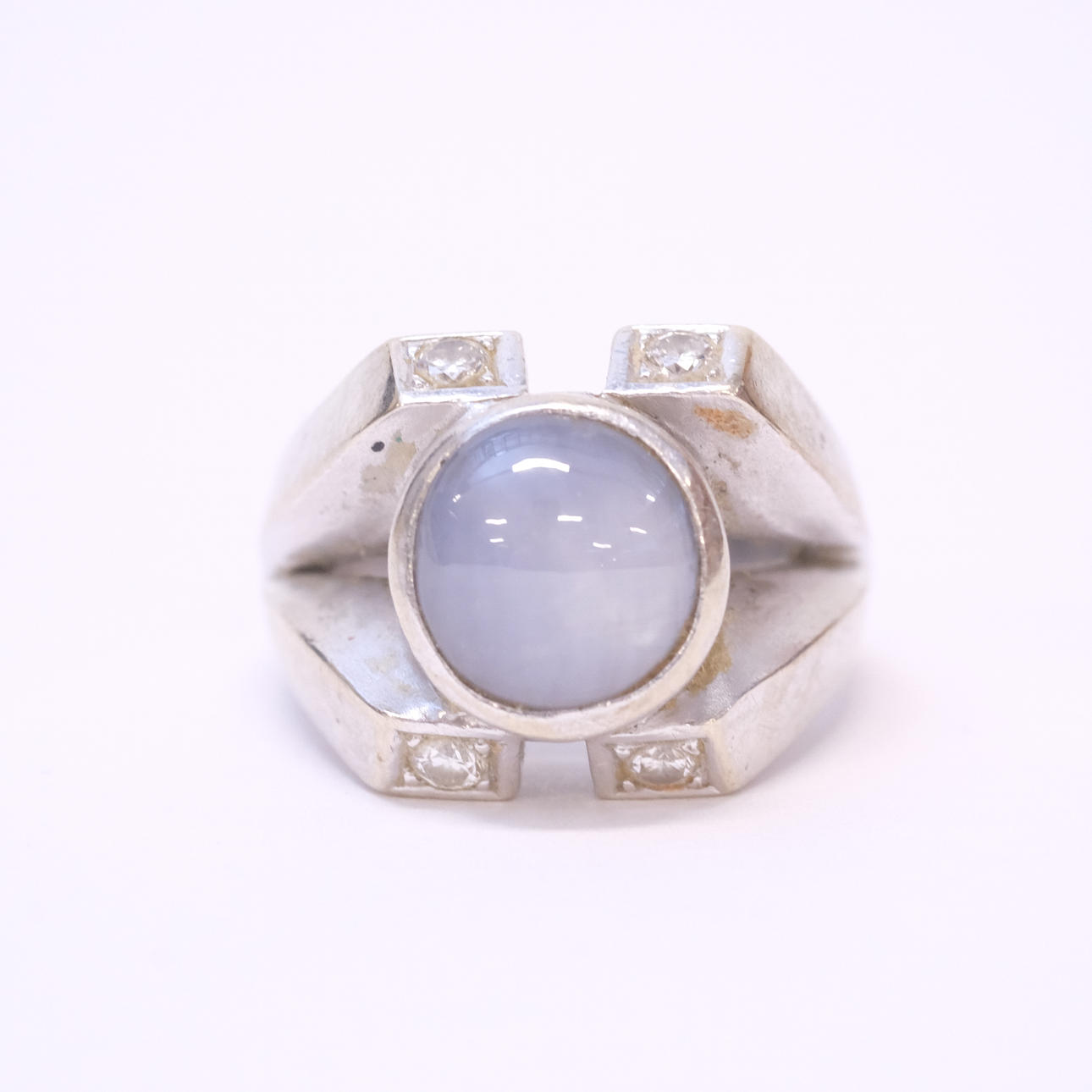 RING MED MÅNSTEN OCH DIAMANTER, 14K VITGULD.