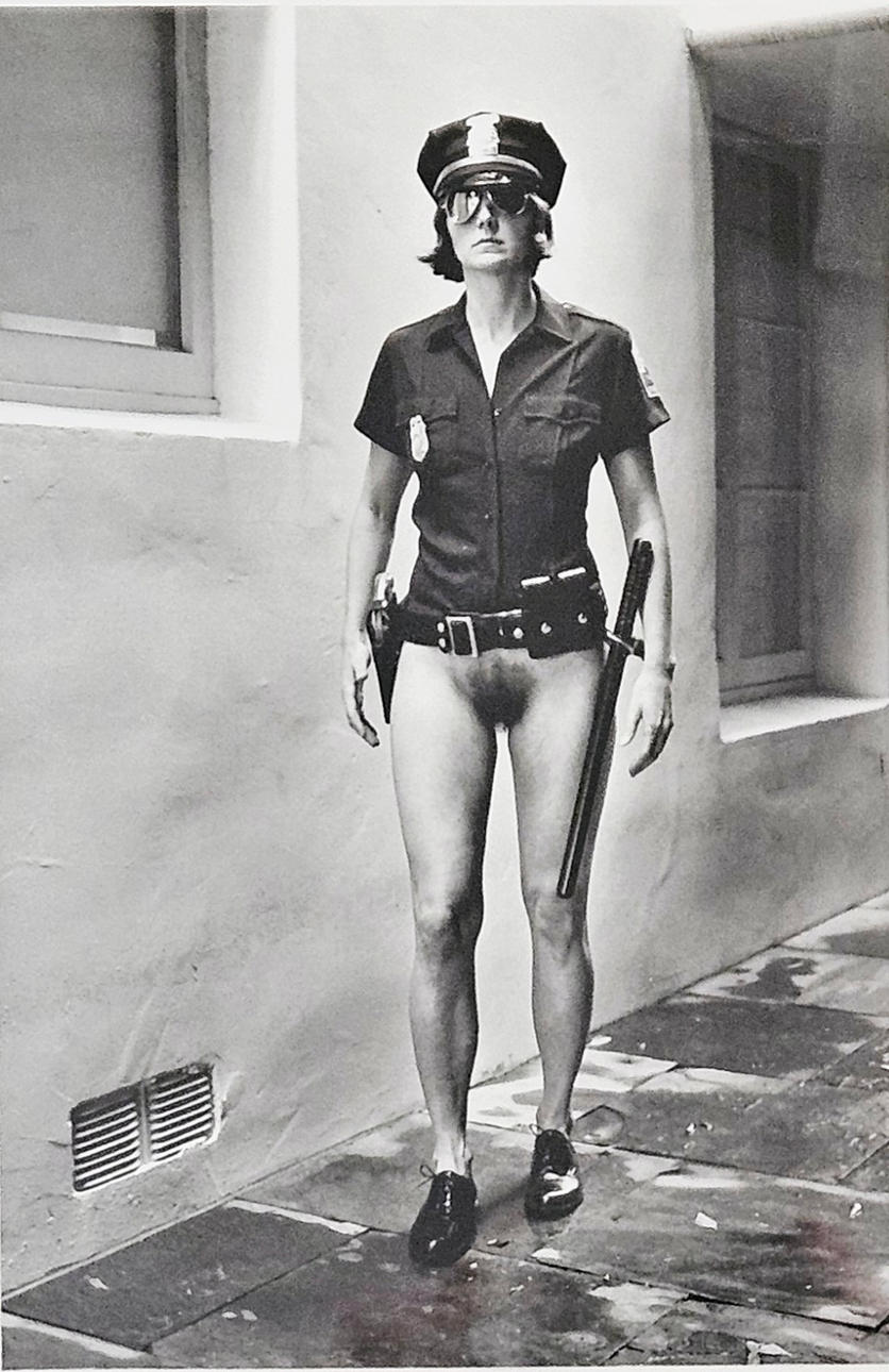 HELMUT NEWTON. EFTER. Evi as cop, Beverly Hills, 1997. Offset, osigerad.