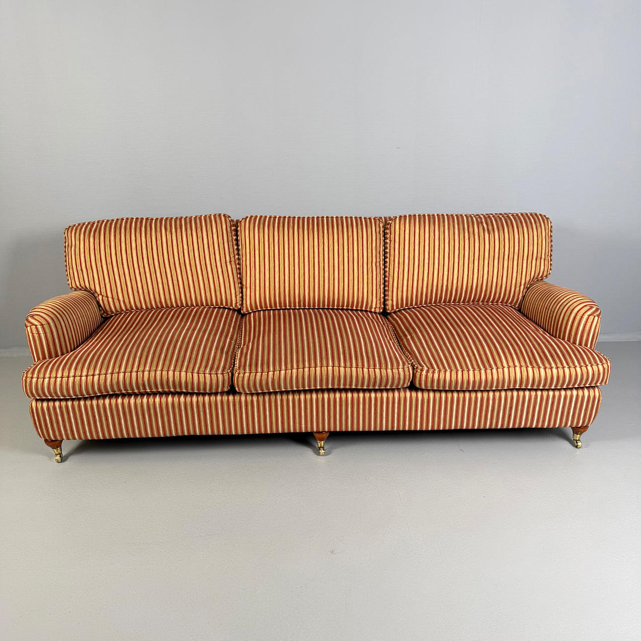 BRÖDERNA ANDERSSON, soffa, 2000-tal, howardmodell, uppsvängda armlän, löstagbara plymåer, främre ben med hjultrissor i mässing.