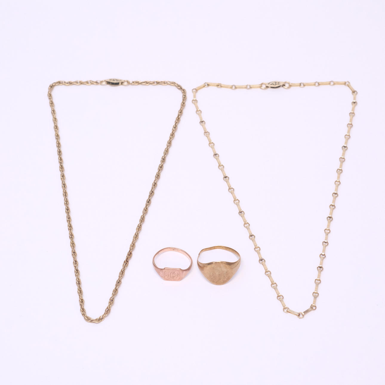TVÅ COLLIER SAMT TVÅ RINGAR, 8K GULD OCH 9K GULD.