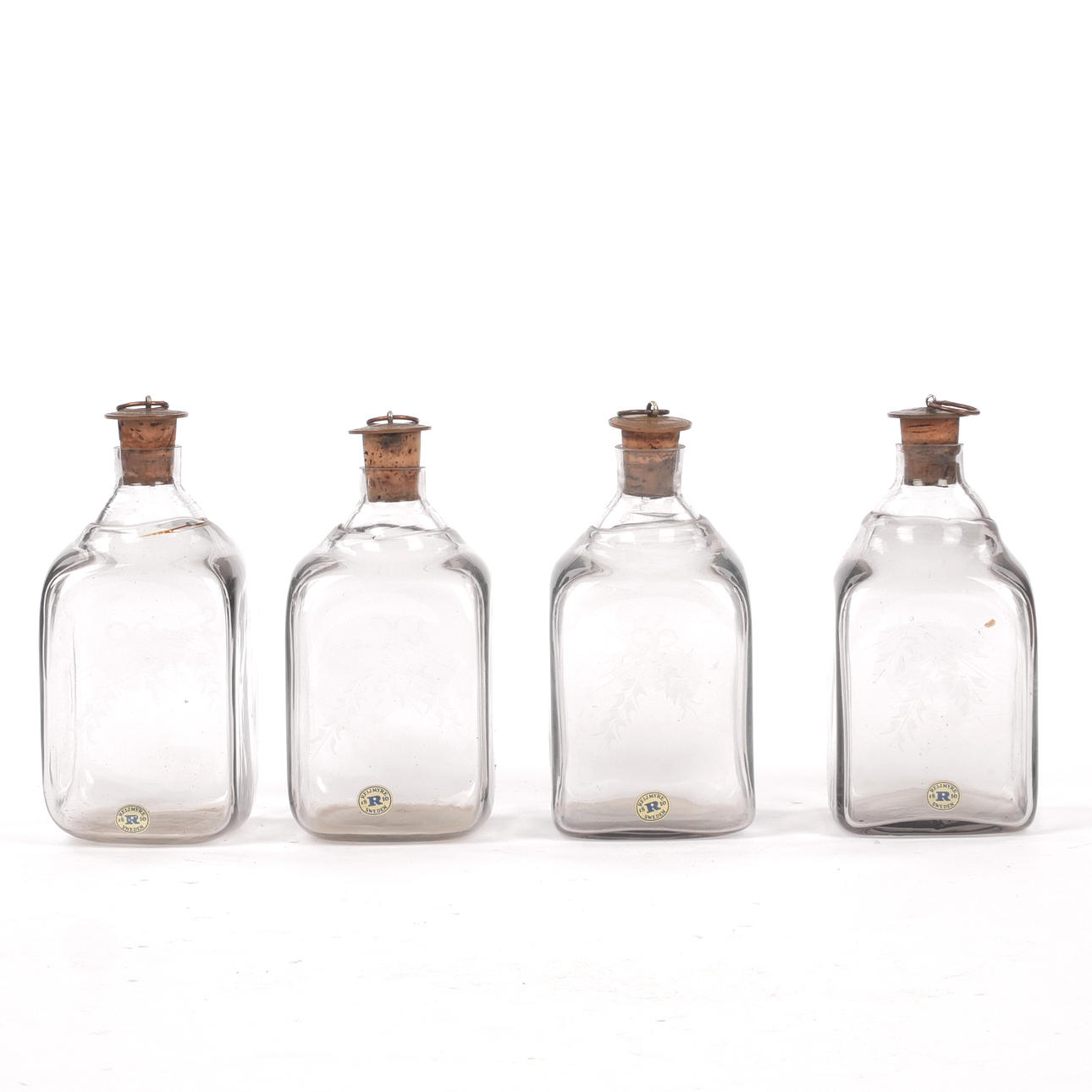 SNAPSFLASKOR, 4 st, Reijmyre, glas med etsad dekor, 1900-tal.