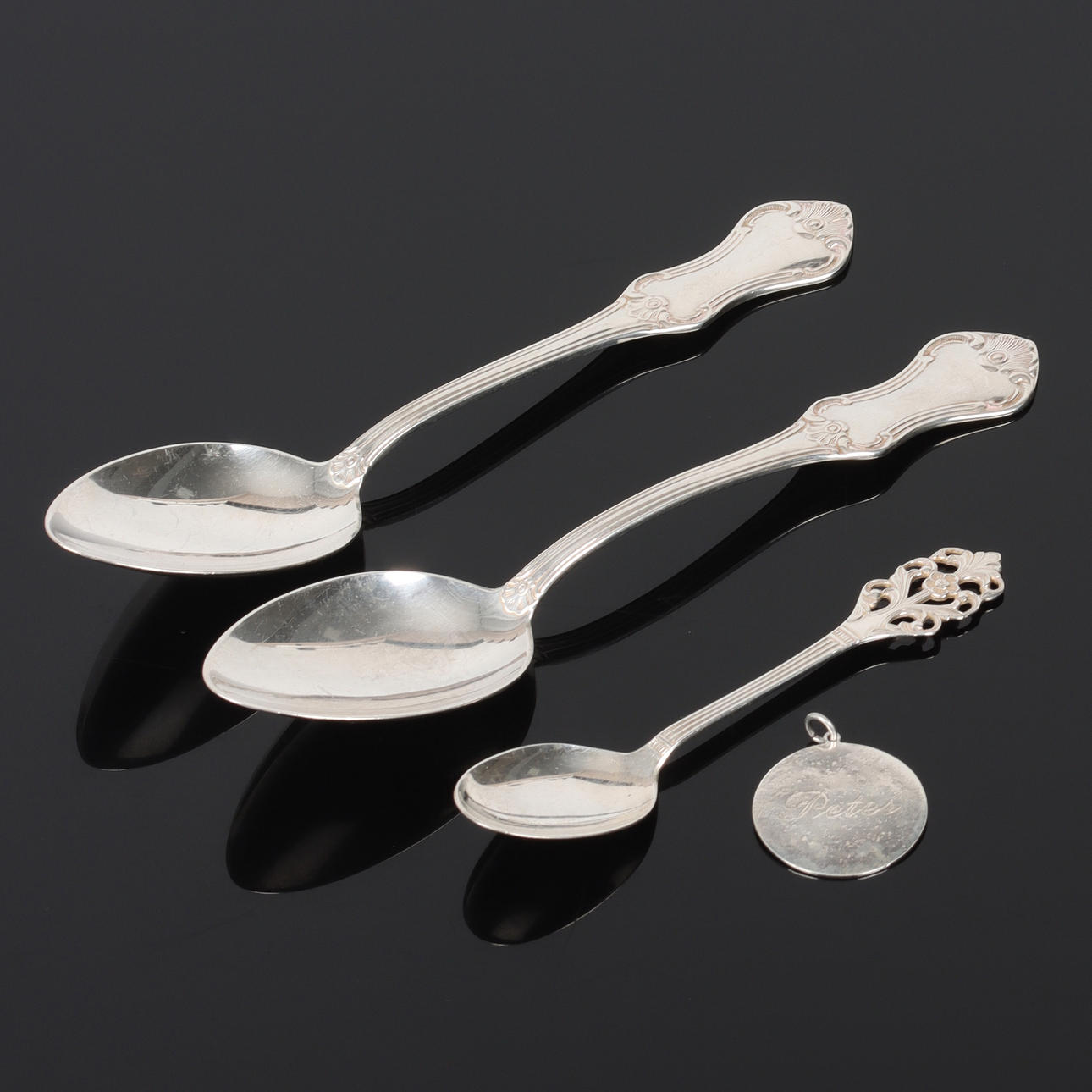 SKEDAR, silver, bl.a. Mema Guld & Silver, Lidköping. 2000.