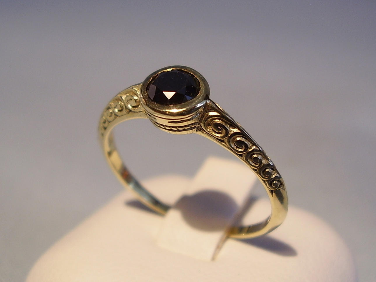 GOLDRING SCHWARZER DIAMANT 14 KARAT.