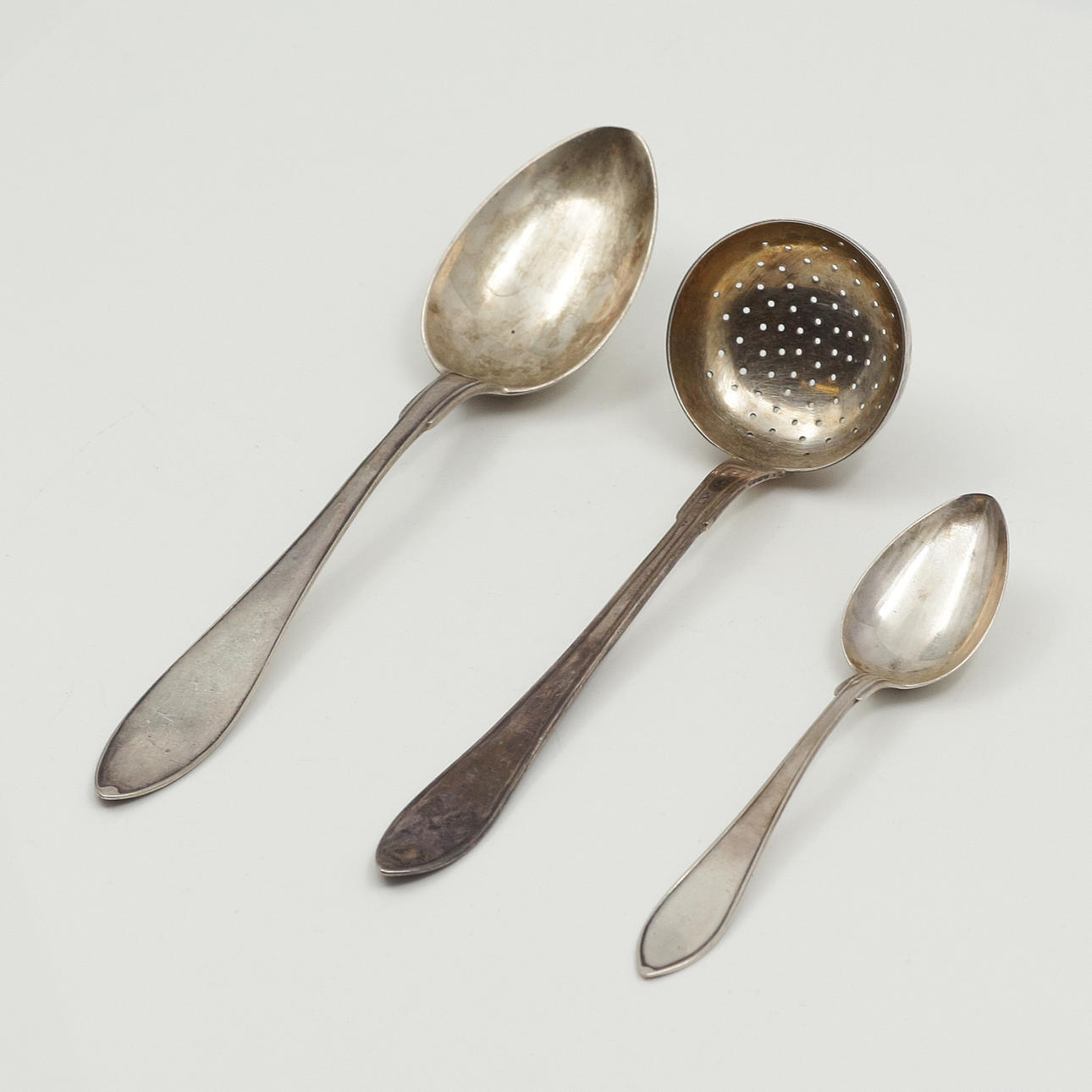 3 DELAR SILVER, STRÖARE, SKED SAMT TESKED.