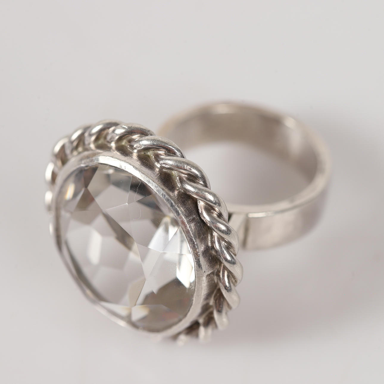 RING, silver med fasettslipad sten.