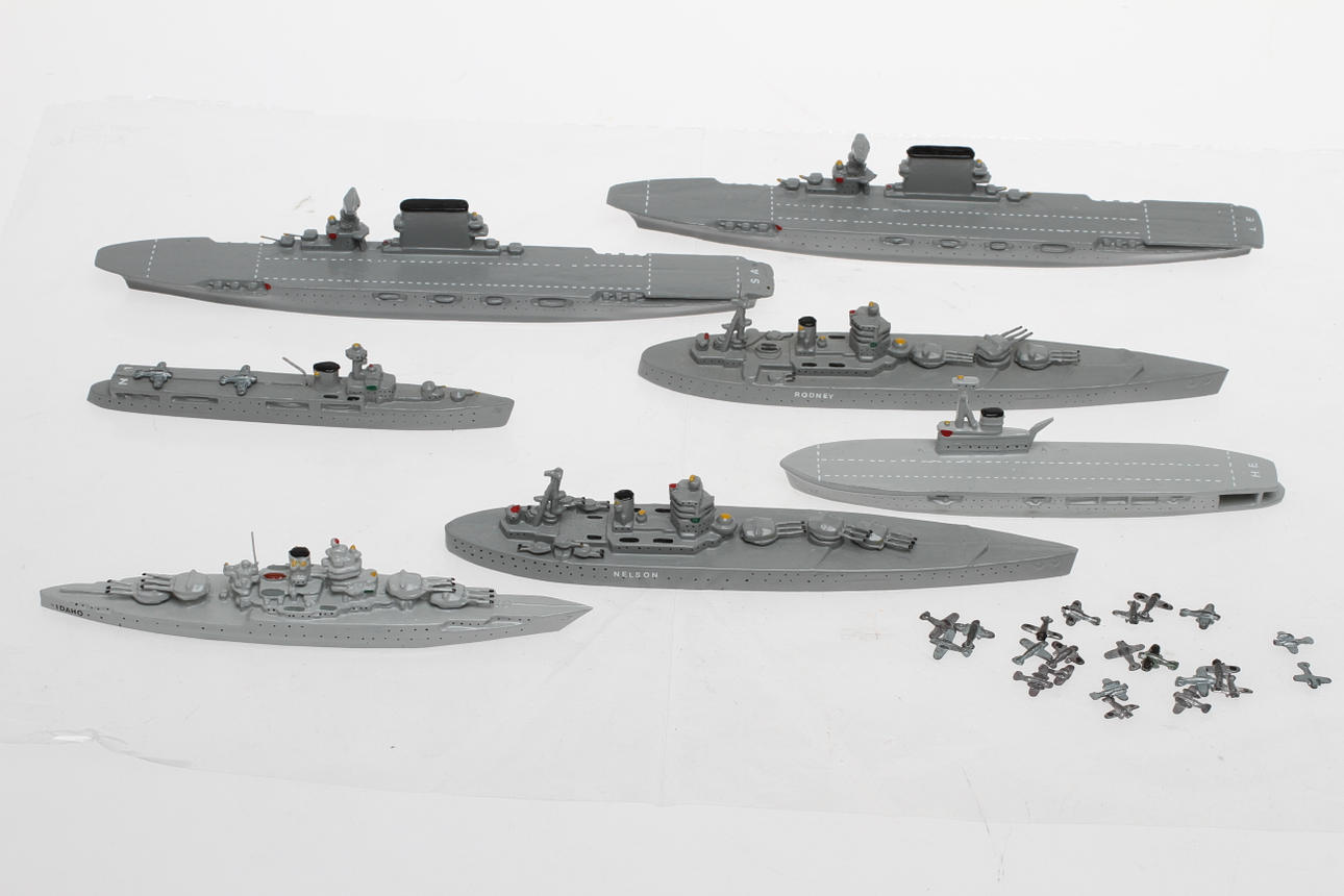 FARTYGSMODELLER PILOT/WIKING Krigsfartyg , 7stycken och cirka 20 flygplan.