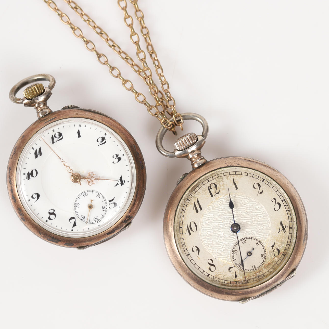 FICKUR, 2 stycken, s. k. mormorsur, silver.