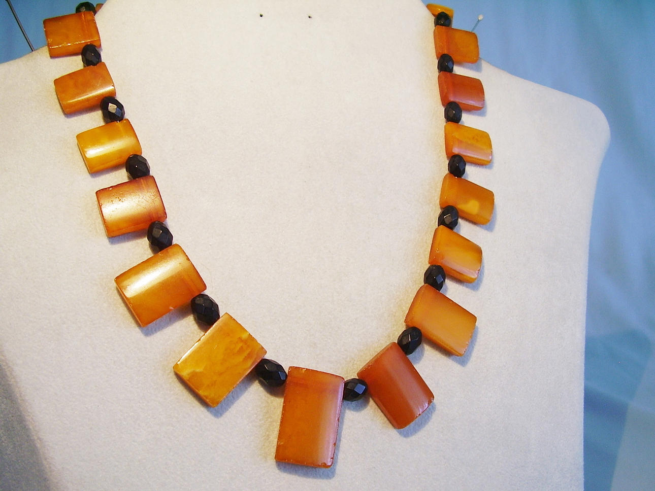 BÄRNSTEN HALSBAND ANTIK 1920.