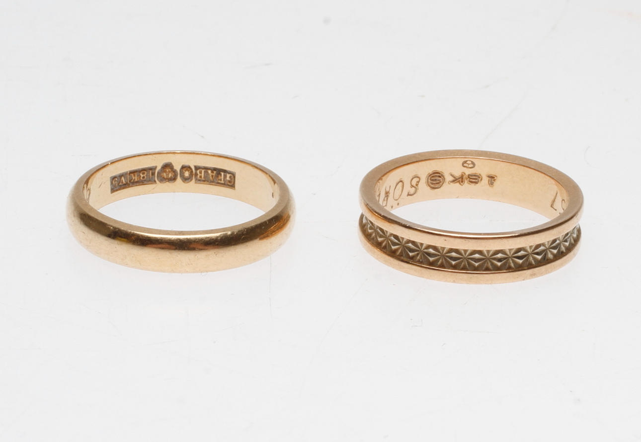 RINGAR, 2 st, 18k guld, vikt ca 9,4 gr.