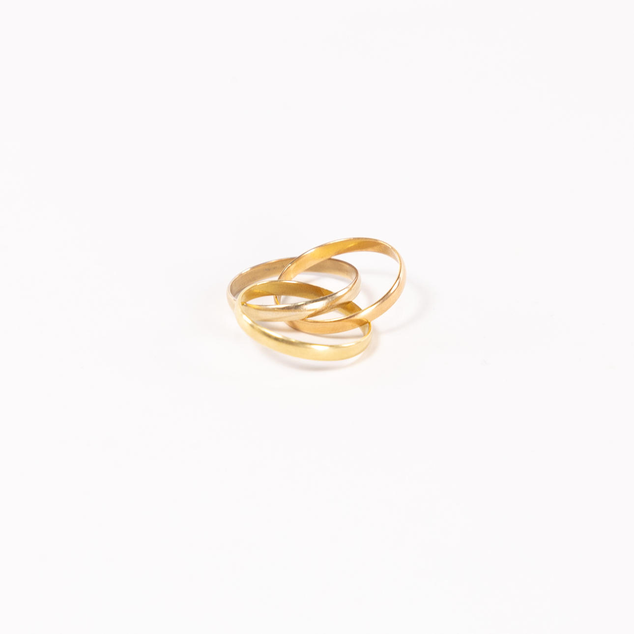 RING. Tredelad, 18k guld.